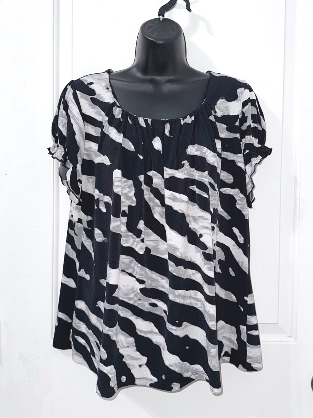 Worthington Black & White top, features a flowy silhouette size 1x